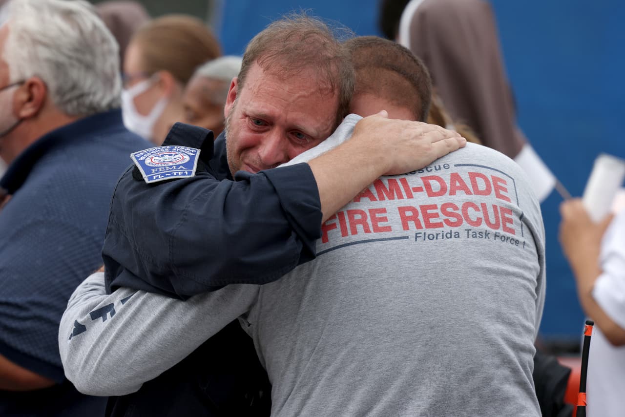 Lágrimas y oraciones marcaron el fin de la búsqueda de sobrevivientes dentro de los escombros de Surfside