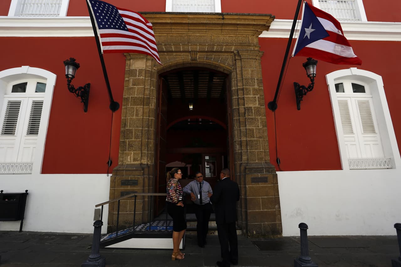 De igual manera, Puerto Rico elige a un representante en el Congreso estadounidense, con voz, pero sin voto. Entre tanto, Washington ejerce un control sobre la soberanía de la isla, una relación de subordinación criticada por muchos por el limbo de no haber sido aún anexados como estado ni ser totalmente independientes. (EFE)