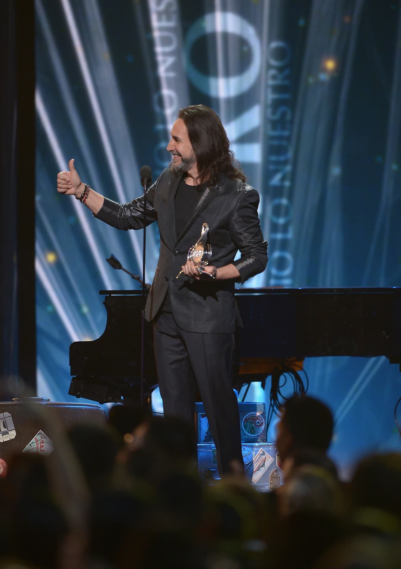 <b>Marco Antonio Solís</b>
<br>
<b>Galardones Premio Lo Nuestro: 18</b>
<br>El mexicano ha ganado en las categorías de Productor del Año, Grupo Regional Mexicano del Año, Canción del Año, Álbum del Año Regional Mexicano, Artista del Año Regional Mexicano.