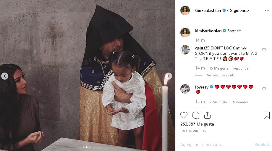 En una de las imágenes que publicó Kim Kardashian se puede observar 
<b><a href="https://www.univision.com/famosos/saint-podria-ser-el-ultimo-hijo-de-kim-kardashian-y-kanye-west-fotos" target="_blank">a su hija Chicago</a></b> en el momento de la ceremonia.