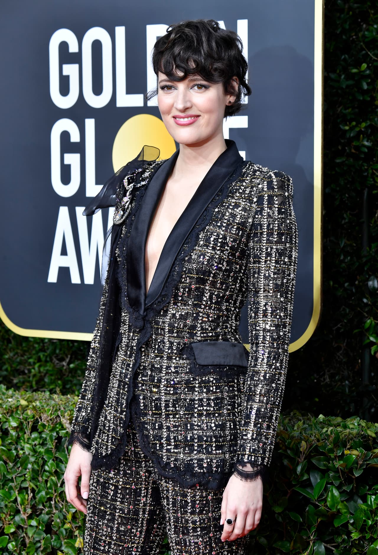 <b>Phoebe Waller-Bridge </b>y su modelo demostraron que hay muchas formas de lucir mandar poderosos mensajes con la ropa y los escotes. Por ello eligió la moda
<a href="https://www.thecut.com/2019/11/kim-kardashian-body-tape-boob-suit.html" target="_blank">favorita de Kim Kardashian</a>: llevar toda la seriedad de un traje sastre...