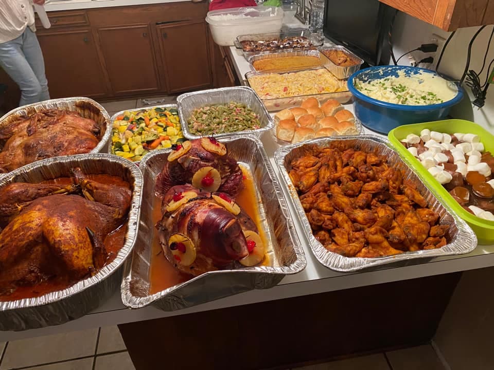 Vean los deliciosos pavos que preparó la familia de Mireya Sánchez con una variedad de complementos.