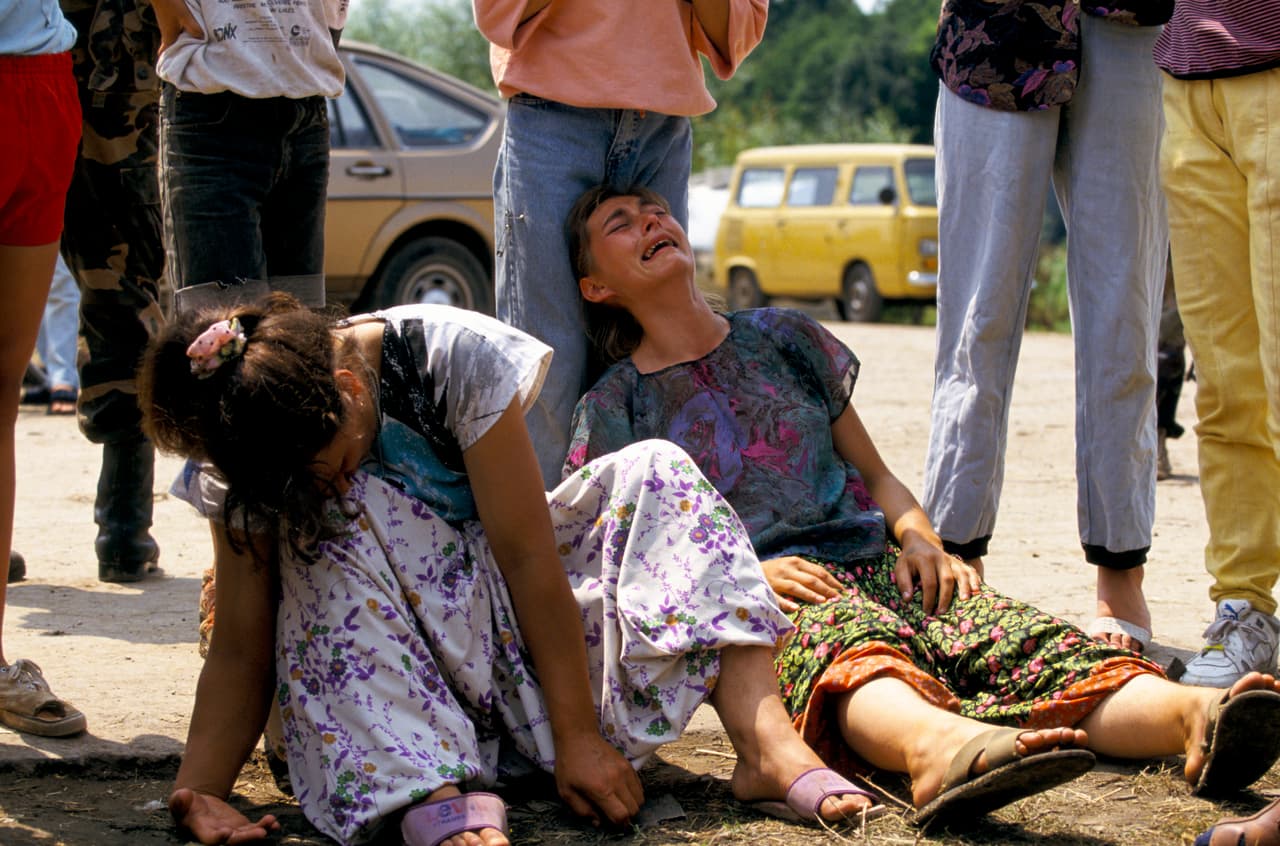 Estas mujeres lograron escapar de la de masacre de Srebrenica. En la guerra de Bosnia se enfrentaron entre sí las tres etnias principales del país (serbios, croatas y musulmanes bosnios) tras la división de Yugoslavia.