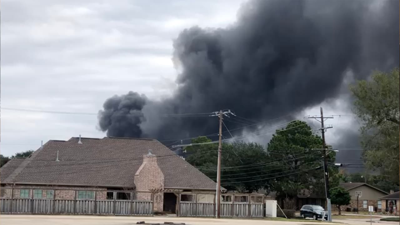 La columna de humo se podía ver desde varias millas de distancia de la planta.