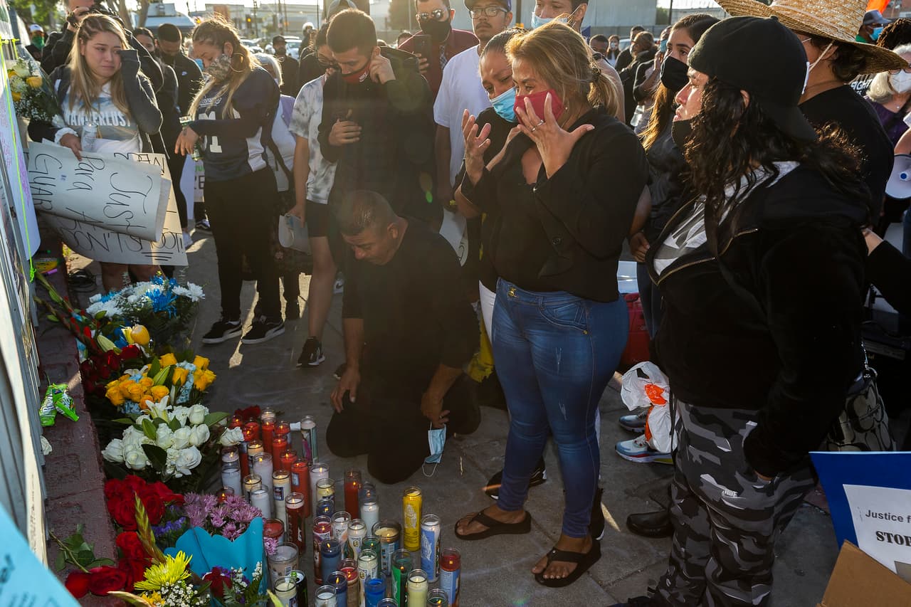 Según los oficiales, el adolescente corrió al ver a los oficiales y estos procedieron a perseguirlo. Además informaron que vieron al joven con un arma. Sin embargo, no está claro si Guardado en realidad tenía un arma y si amenazó a los oficiales con esta.