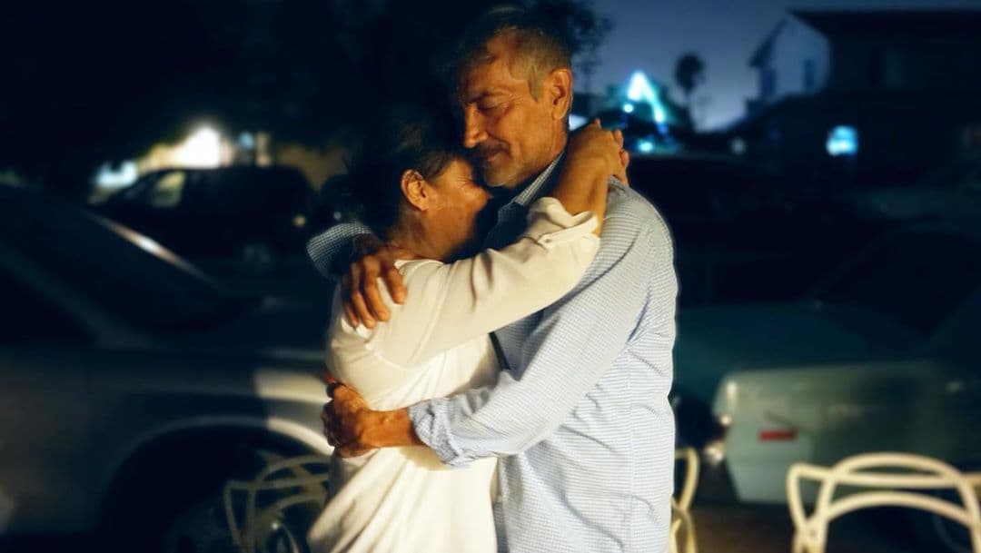 Junto a esta emotiva instantánea, la conductora escribió: “45 años, 11 hijos, ¿malos momentos? Me imagino, pero también imagino que los buenos fueron siempre mejores. #amoreterno, #foreverandever#misPapas”.