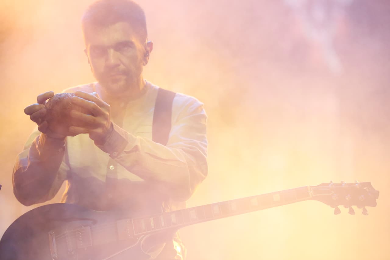 Antes de someterse al ritual que le permitirá reconectar con sus raíces, Juanes parece pensarlo.