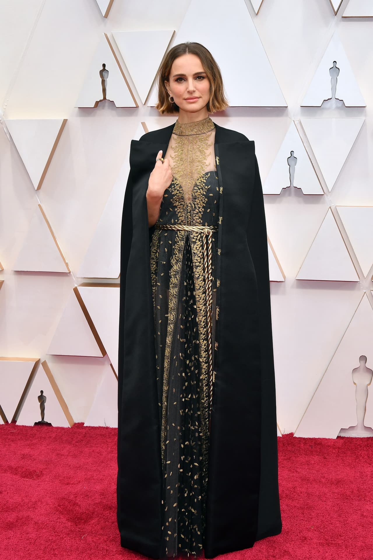 Natalie Portman seleccionó a Dior para que la vistiera a su paso por la alfombra roja de la ceremonia de los premios Oscar 2020.