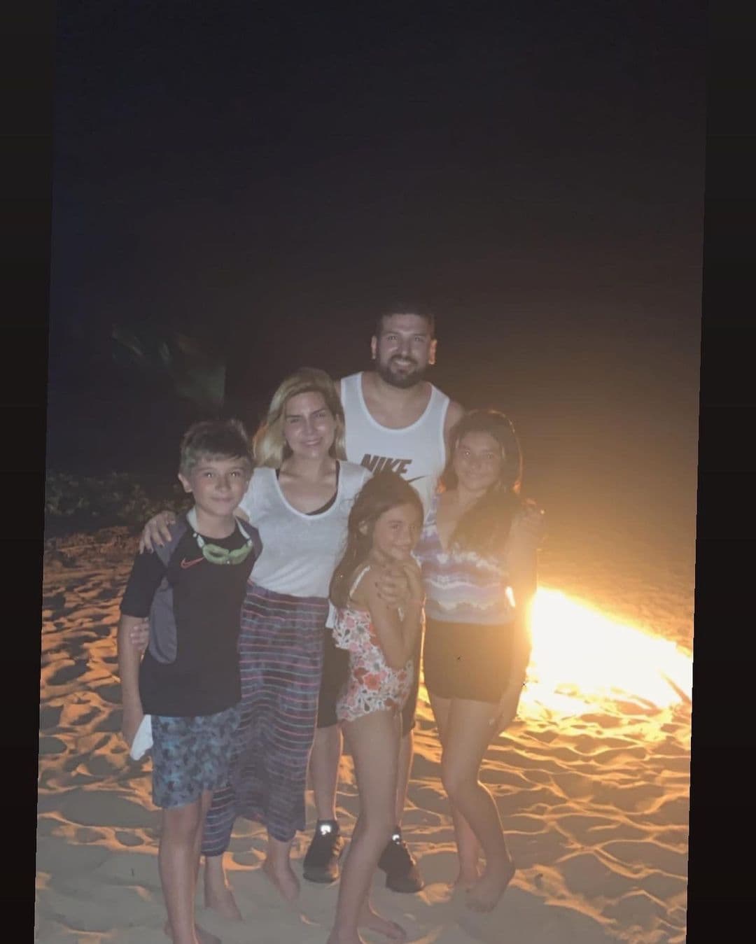 Además de Isabella, la hija que tienen en común, Karla y Américo viven con los hijos de relaciones anteriores: César Gabriel, hijo de la presentadora y el conductor Óscar Burgos, y 
<b><a href="https://www.univision.com/famosos/karla-panini-demandara-a-la-familia-de-karla-luna-mientras-que-ellos-pelean-por-ver-a-las-hijas-de-la-fallecida-actriz-fotos">Nina y Sara, hijas del empresario y la fallecida Karla Luna. </a></b>