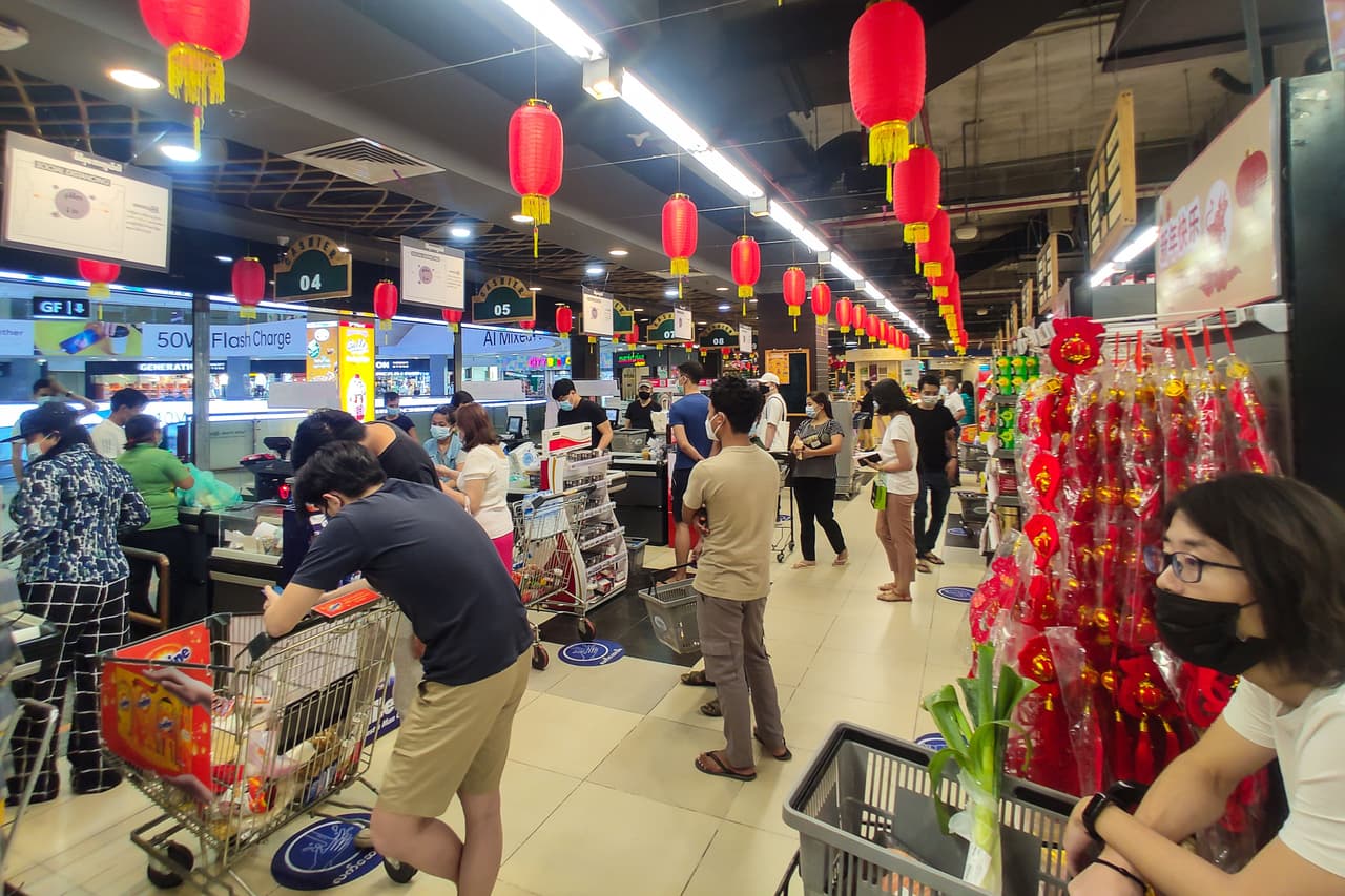 En Yangón, la ciudad más grande del país, la jornada comenzó con las cafeterías llenas para servir desayunos y vecinos haciendo sus compras matinales. Pero una sensación de inquietud se fue extendiendo al conocerse las noticias. La gente empezó a retirar las brillantes banderas rojas del partido de Suu Kyi que adornaban sus casas y negocios. Se formaron largas filas en los cajeros automáticos para sacar dinero en efectivo, lo que se veía complicado por los cortes en la conexión a internet.