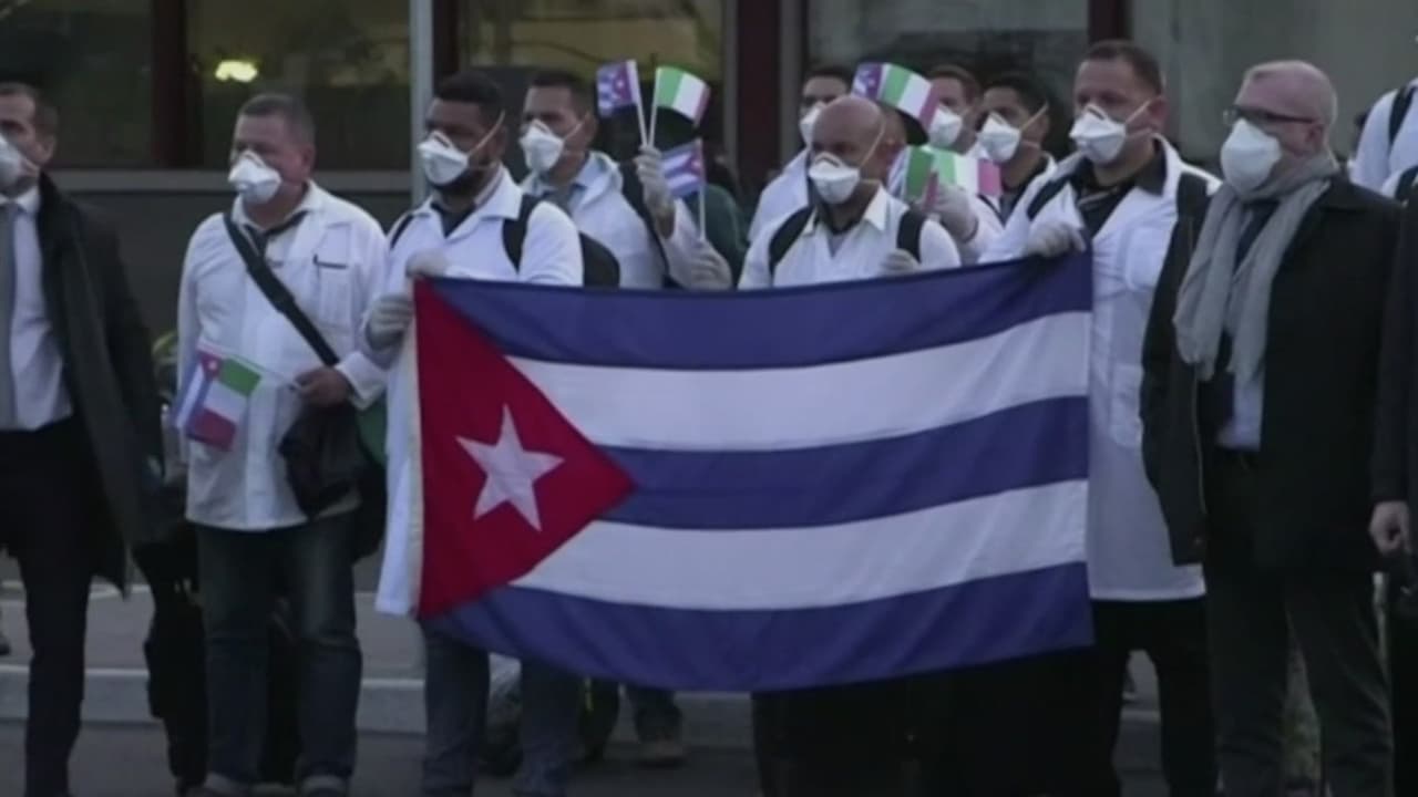 Denuncian retención de salarios y represalias contra médicos cubanos en misiones