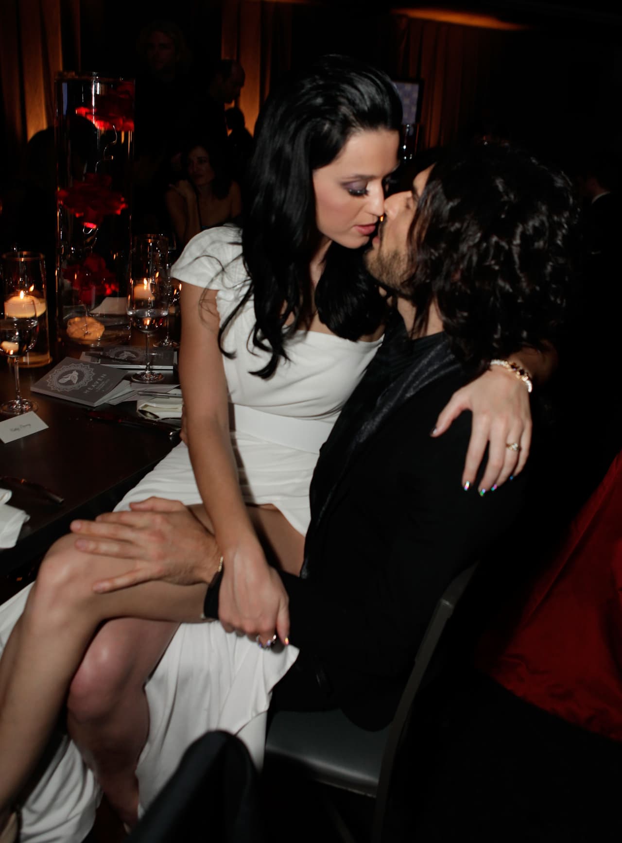 Y también en la intimidad de una cena Katy Perry era impulsiva para besar a su pareja de ese entonces 
<b>Russell Brand</b>.