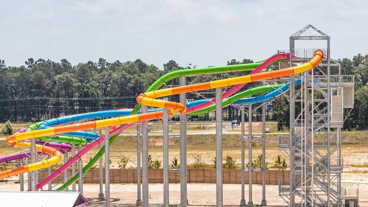 Big Rivers WaterPark tiene más de 20 toboganes.