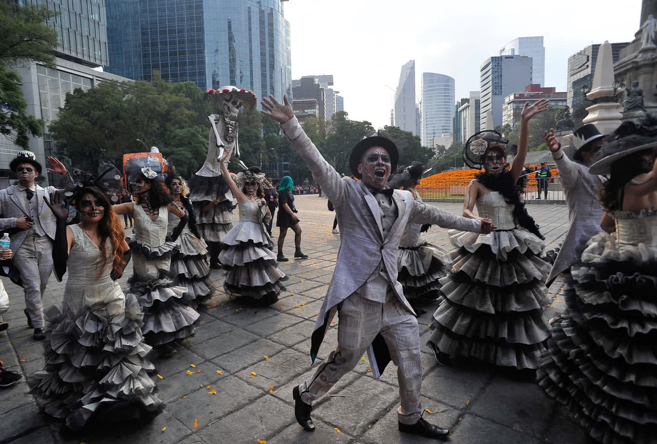 El baile y el canto fueron parte primordial del desfile de calacas.