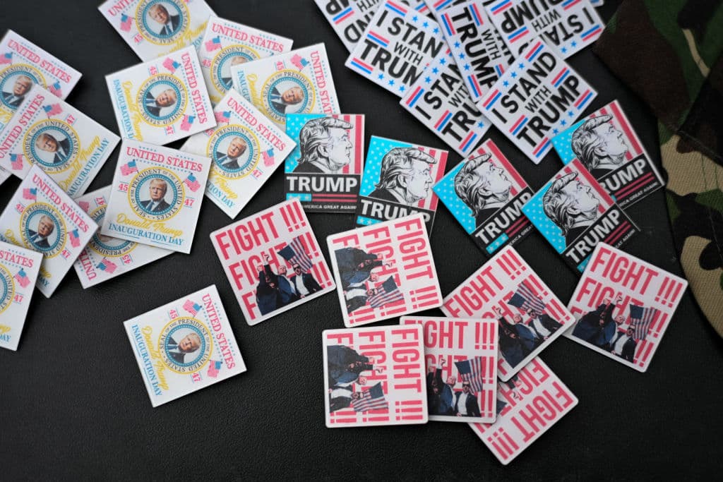 Mercancía de Trump a la venta cerca del Capitol One Arena, donde el presidente electo de Estados Unidos, Donald Trump, juró como el presidente 47 de Estados Unidos.