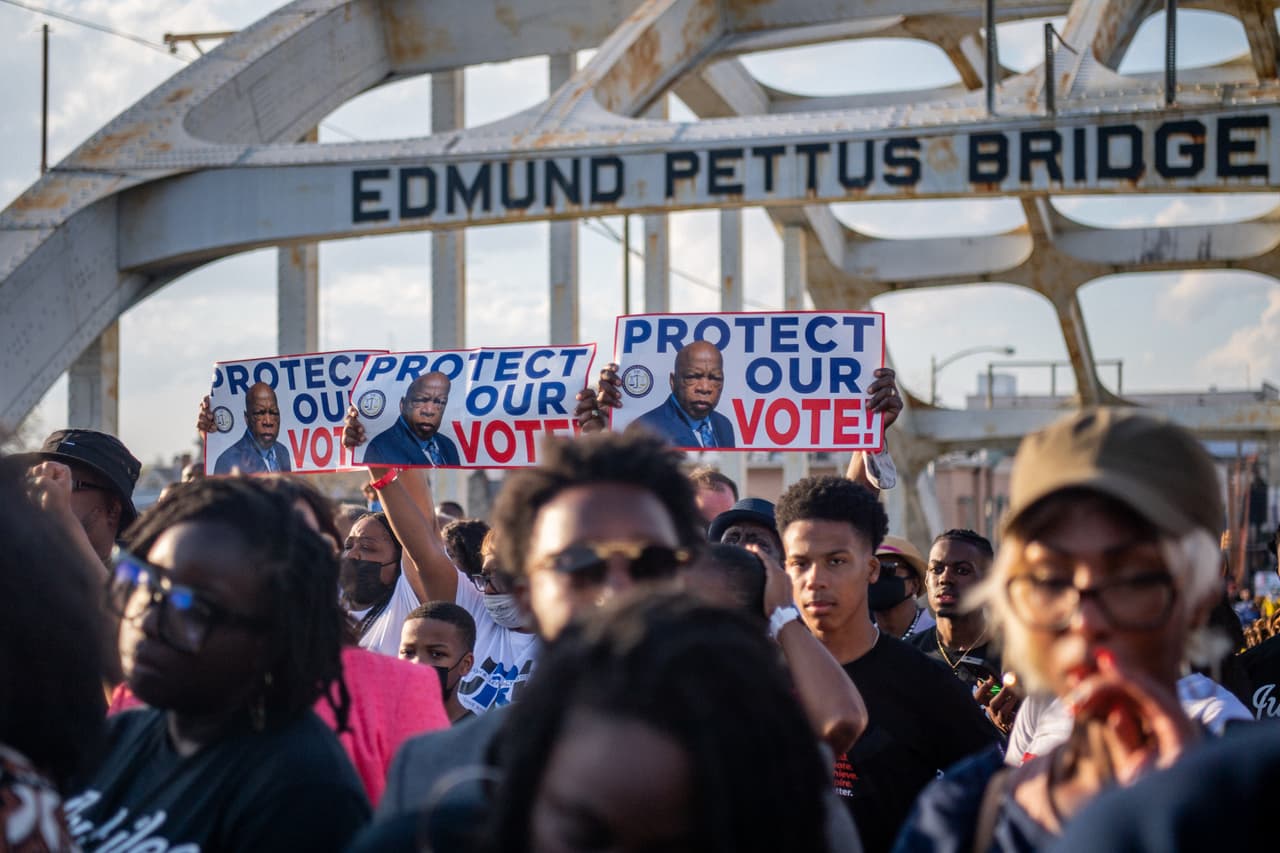 Marcha que conmemora el 57 aniversario de la represión contra personas negras en Selma, Alabama, realizada el 6 de marzo de 2022. La ley de derecho al voto lleva el nombre del fallecido congresista John Lewis, quien fue una de las personas que fueron brutalmente golpeadas en 1965.