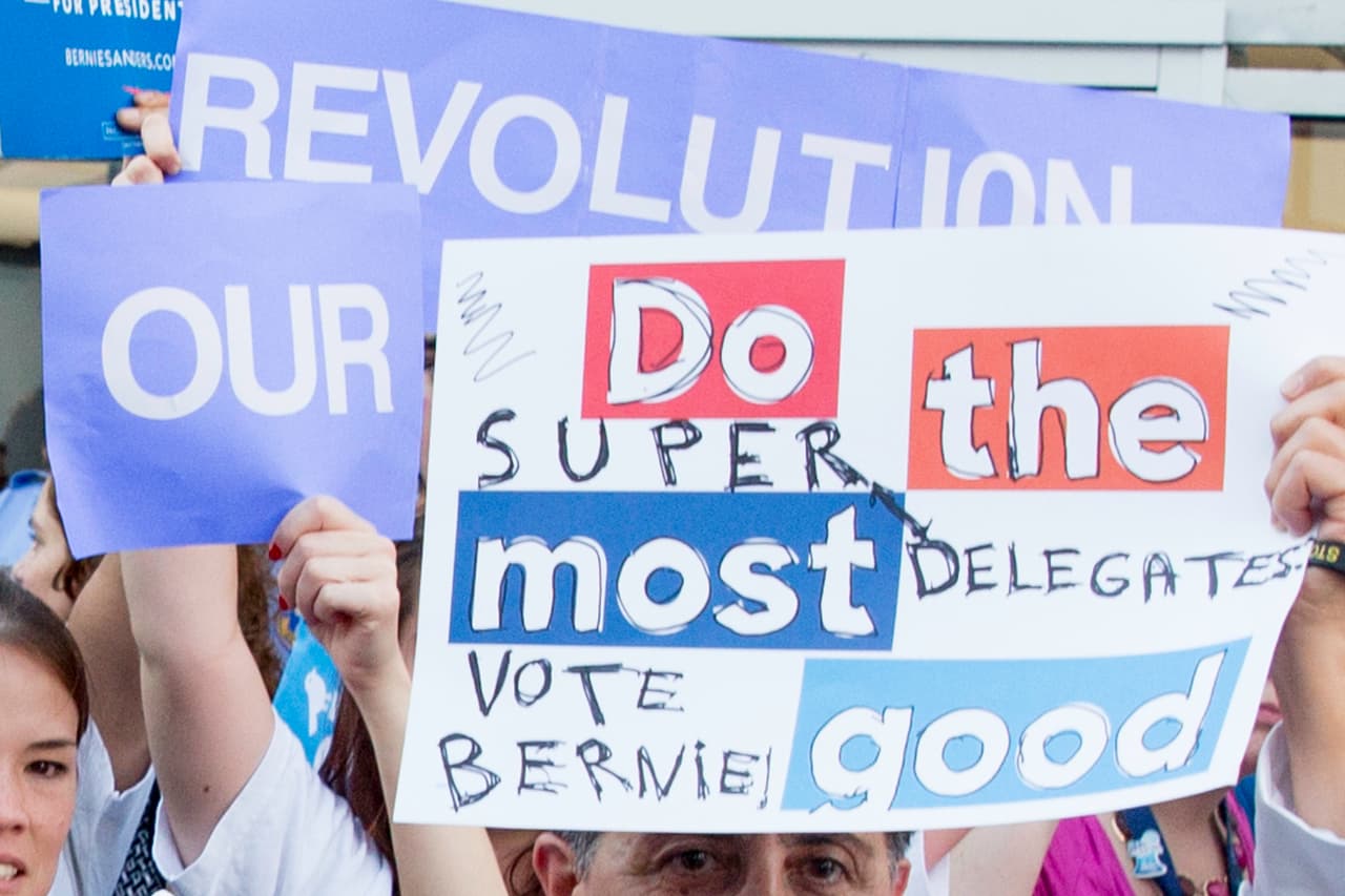 Durante la protesta de los delegados de Bernie Sanders, en el centro de prensa de la convención se vio este letrero donde se lee: “Haz a los super delegados mejores, vota Bernie”