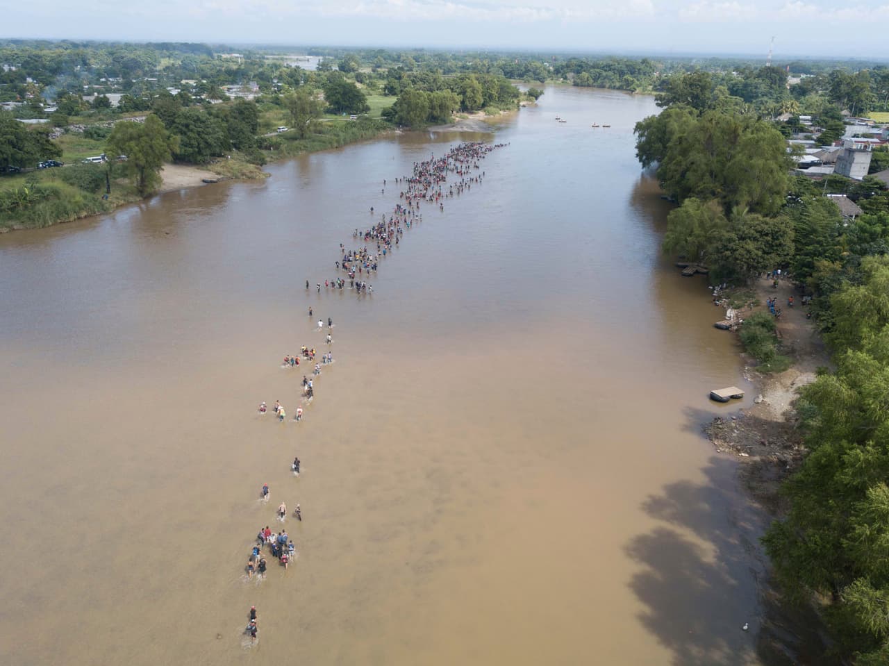 El paso sobre las aguas del Suichate fue bloqueado por patrullas fluviales de la marina mexicana. La segunda oleada de migrantes que alcanzó esta frontera natural el 29 de octubre optó por buscar un lugar del río para pasar caminando.