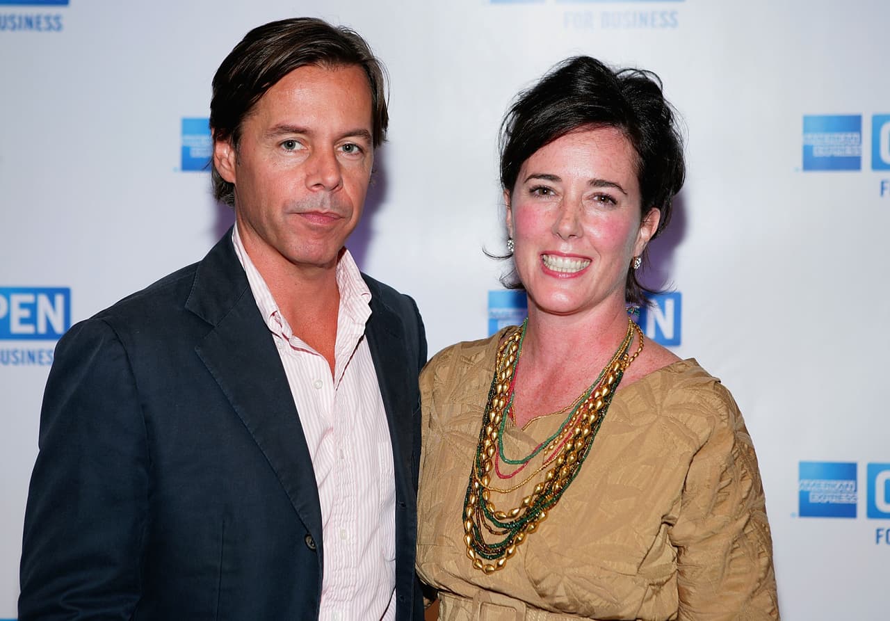 Andy Spade, esposo de la diseñadora por más de 24 años, fue además su gran aliado en sus aventuras creativas y comerciales. De hecho, él le dio el espaldarazo para que concibiera su primera línea de carteras.