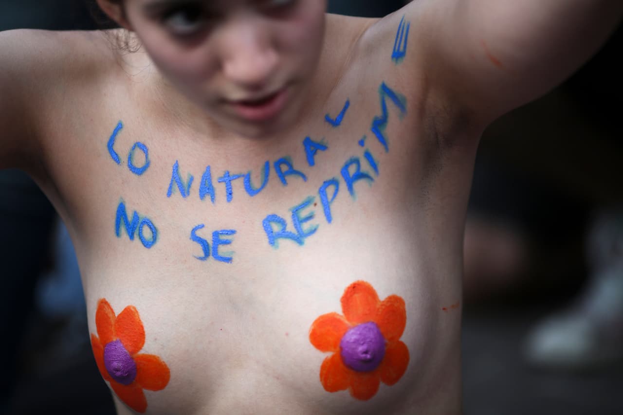 Cómo un topless en la playa llevó a cientos de mujeres a manifestarse con los senos al aire en Argentina