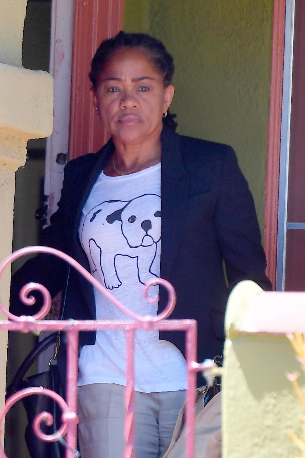 Después del vuelo de más de diez horas, Ragland fue recogida en un Jaguar por la asistente personal de su hija en Londres. La mujer se estará hospedando en el ostentoso hotel
<b><a href="https://www.clivedenhouse.co.uk/">Cliveden House</a>.</b>