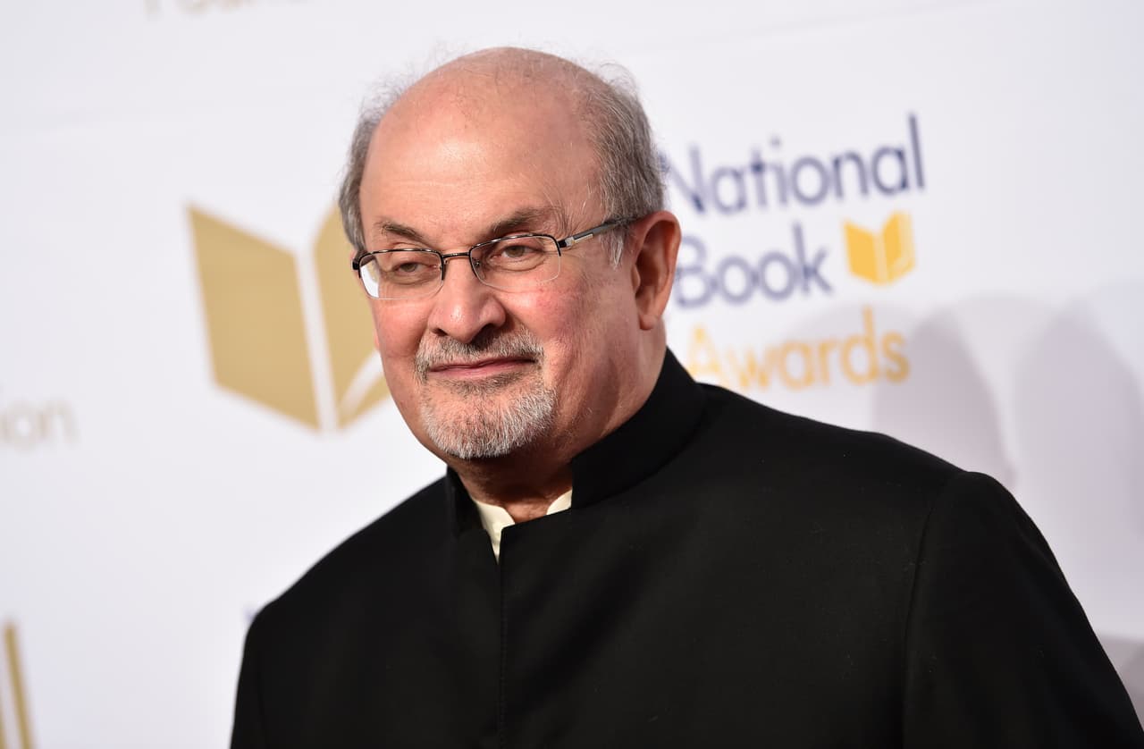 Quitan el respirador a Salman Rushdie y logra hablar un día después del ataque con cuchillo