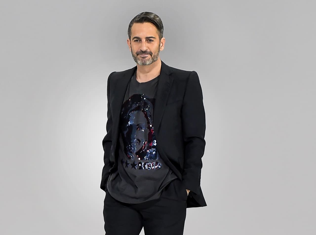 El diseñador Marc Jacobs creó esta camiseta para la candidata.