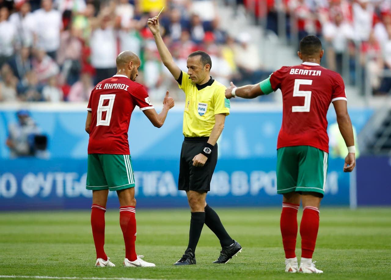 El juego fuerte durante el partido generó tres tarjetas amarillas, dos para Irán y una para Marruecos.