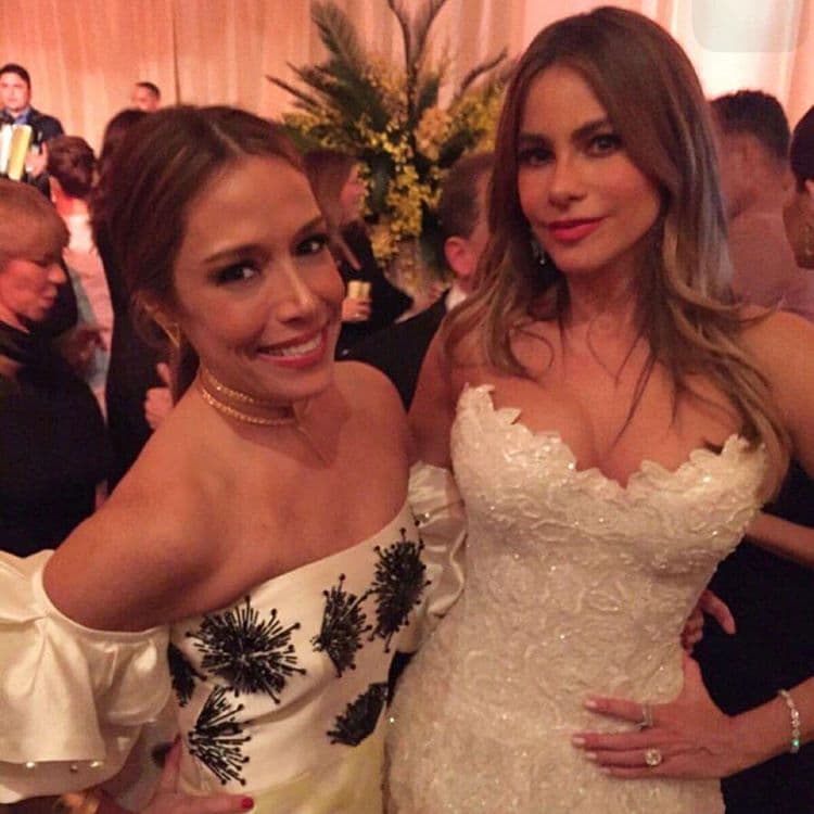 Aquí con una de sus mejores amigas del colegio.