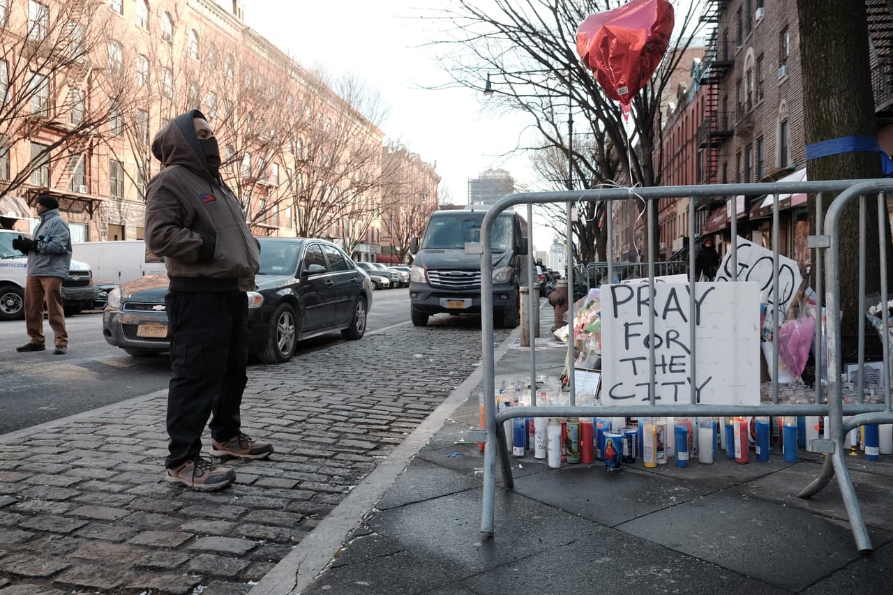 McNeil tenía un largo historial de crimen en otros estados y estaba en posesión de un arma ilegal en su casa.
<br>