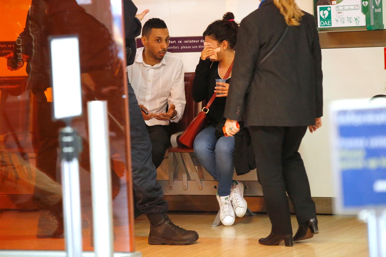 Una familiar de pasajeros del vuelo 804 de EgyptAir se seca las lágrimas mientras recibe el consuelo de una persona no identificada en el aeropuerto Charles de Gaulle, en las afueras de París, el 19 de mayo de 2016. Un vuelo de EgyptAir que cubría la ruta entre París y El Cairo con 66 personas a bordo, entre pasajeros y tripulación, se estrelló en el mar Mediterráneo a primera hora del jueves, según funcionarios de la agencia de aviación de Egipto. (Foto AP/Michel Euler)