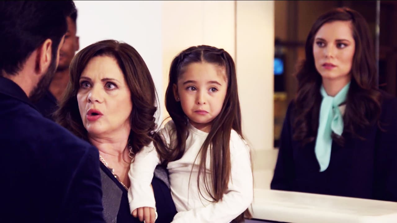 Inesperadamente
<b><a href="http://www.univision.com/novelas/la-doble-vida-de-estela-carrillo/la-doble-vida-de-estela-carrillo-ryan-impidio-que-mercy-se-robara-a-paloma-escena-del-dia-video">trató de robarse a Palomita</a></b>, la hija de Laura, pues el recuerdo del bebé que perdió en el pasado, no la deja descansar.