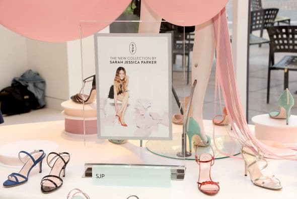 La polifacética actriz, empresaria y madre lanzó su colección de calzado primavera verano donde el romanticismo y lo clásico se impononen a su paso. La estrella de Sex and The City fue acogida por grandes y chicas en un concurrido centro comercial angelino donde sus nuevo diseños se vendieron de inmediato y lo mejor, cada zapato llevó la firma de su creadora de su puño y letra.
