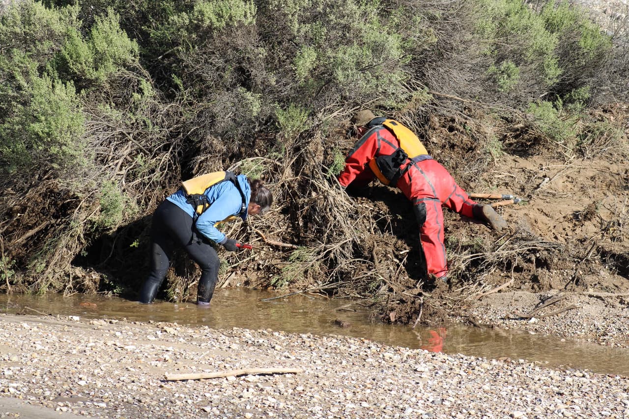El agua ha disminuido y esto les permite continuar la búsqueda.
