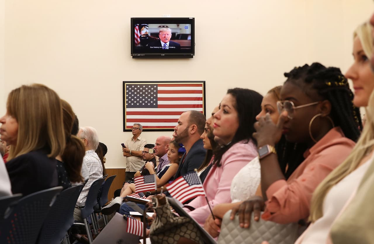 <b>Revisión de ciudadanías, reapertura de casos de deportación y aceleración de los procesos migratorios.</b> Un operativo activado el 19 de septiembre de 2017 por el Departamento de Justicia
<a href="https://www.univision.com/noticias/inmigracion/unas-315-000-ciudadanias-por-naturalizacion-estan-en-la-mira-por-posible-fraude">puso bajo sospecha alrededor de 315,000 ciudadanías por naturalización</a>. En junio de 2017 el gobierno confirmó que está reabriendo en las cortes de inmigración
<a href="https://www.univision.com/noticias/inmigracion/ice-confirma-que-el-gobierno-de-trump-esta-reabriendo-casos-de-deportacion-que-fueron-cerrados-administrativamente">casos de deportación que habían sido cerrados</a>. En enero de 2018 el fiscal general Sessions anunció que se activaría un sistema que evaluará el desempeño de los jueces para
<a href="https://www.univision.com/noticias/inmigracion/en-que-consiste-el-plan-de-jeff-sessions-que-busca-multiplicar-las-deportaciones">acelerar los casos acumulados.</a>