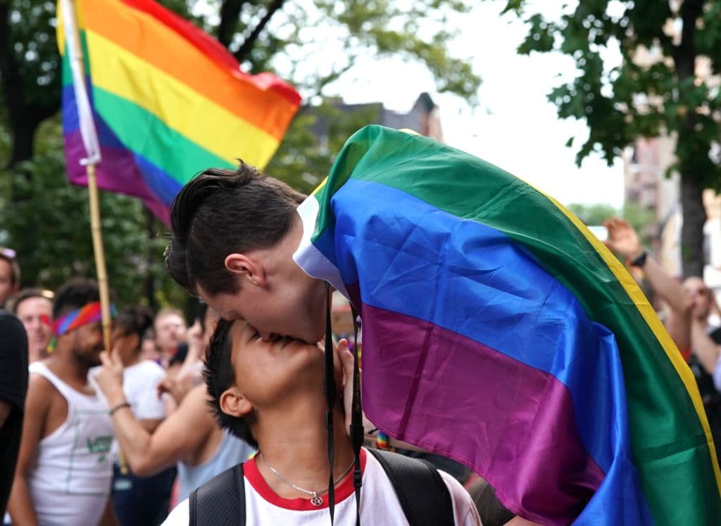 Cylina Case y Beatrice Nava de California celebran visibles y orgullosas este viernes. "Hace 50 años la gente se levantó por sus derechos y mira dónde estamos ahora. Tenemos banderas arcoíris por toda la ciudad", dijo Richard Walker, de 58 años, quien trabaja en una aerolínea y vive en Nueva York. "Me emociono solo de pensarlo".