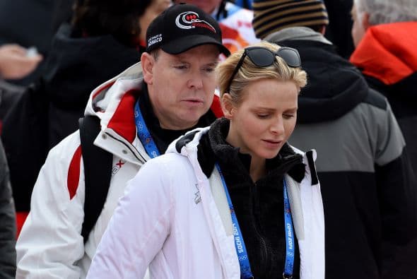 Contrariamente a su padre y a su abuelo Luis II, Alberto II, nacido el 14 de marzo de 1958, es un verdadero "hijo del país", que cumplió toda su escolarización en el Principado.