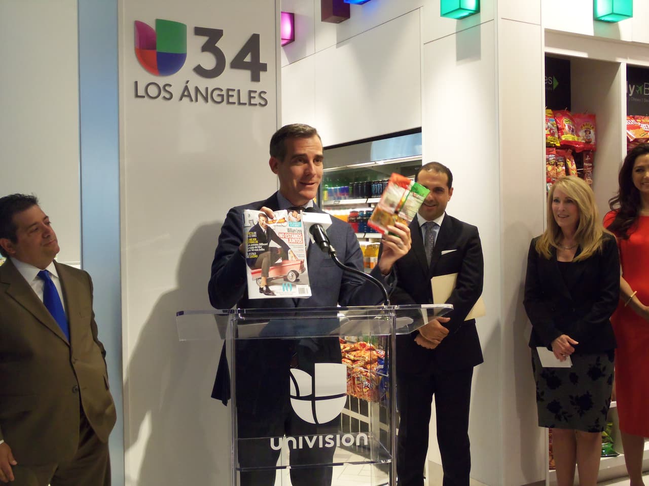Así se festejó la inauguración de la tienda de Univision en LAX