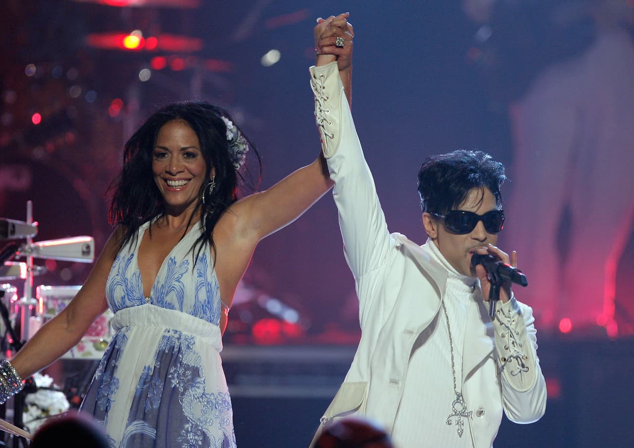 Aunque hay otra latina que décadas antes tuvo ese mismo atrevimiento. La percusionista de origen mexicano Sheila E usó un estilo muy parecido durante la gira Lovesexy Tour de 1988 en la que colaboraba con Prince.
<a href="https://twitter.com/enews/status/1158172303211028480?ref_src=twsrc%5Etfw%7Ctwcamp%5Etweetembed%7Ctwterm%5E1158172303211028480&ref_url=https%3A%2F%2Fwww.bet.com%2Fstyle%2Ffashion%2F2019%2F08%2F05%2Fkim-kardashian-and-kylie-jenner-apparently-revived-one-legged-bo.html" target="_blank">Aquí</a> la prenda.
<br>