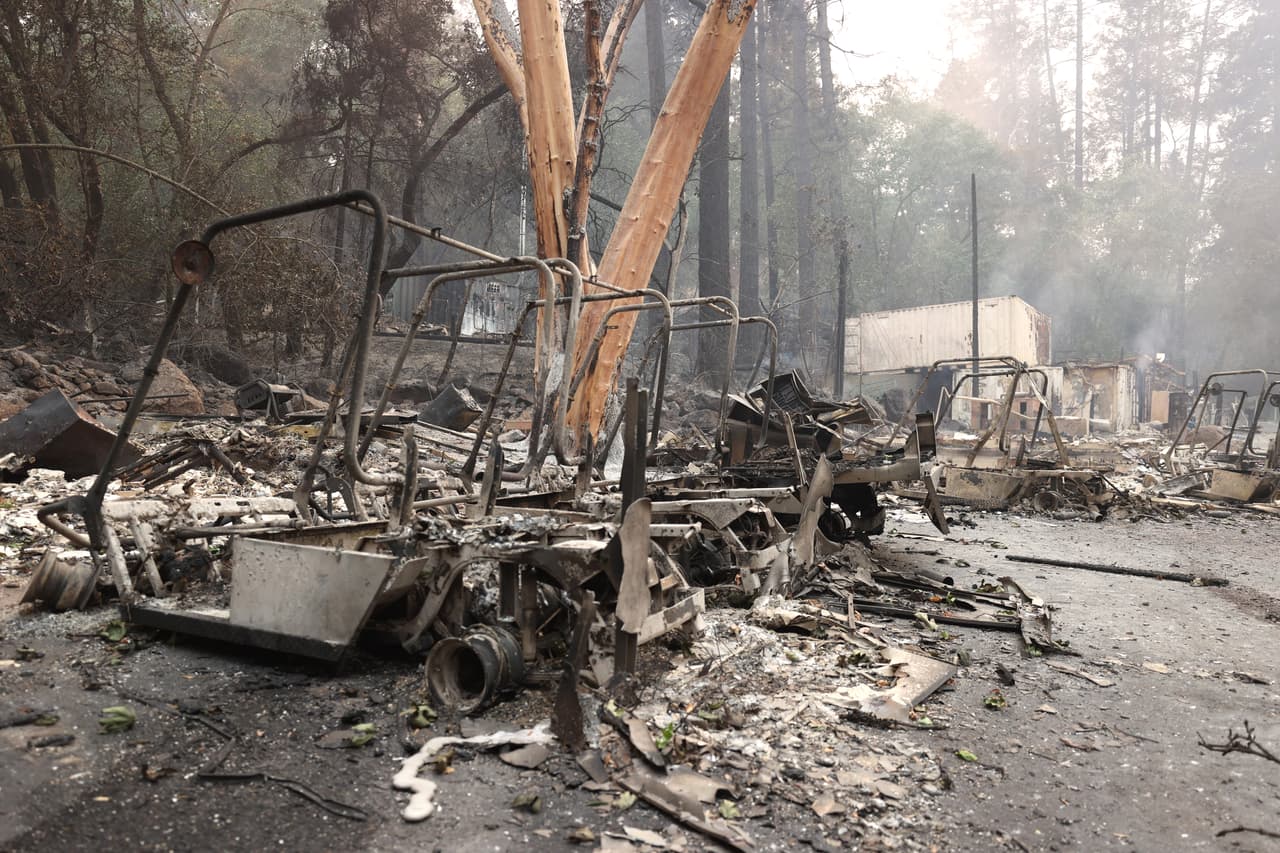 El resort ocupa alrededor de 250 acres de terreno en el Valle de Napa e incluyen un campo de golf de nueve hoyos, siete canchas de tenis y cuatro millas de senderos en medio de la naturaleza. En la image, varios carritos de golf quedaron calcinados en el estacionamiento.