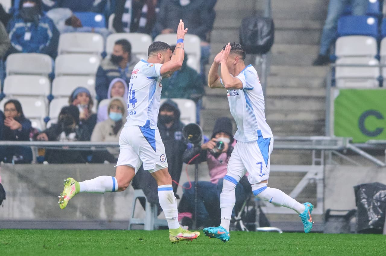 A los 30 minutos, Uriel Antuna abrió el marcador en el 'Gigante de Acero' y se estrenó como goleador con La Máquina.