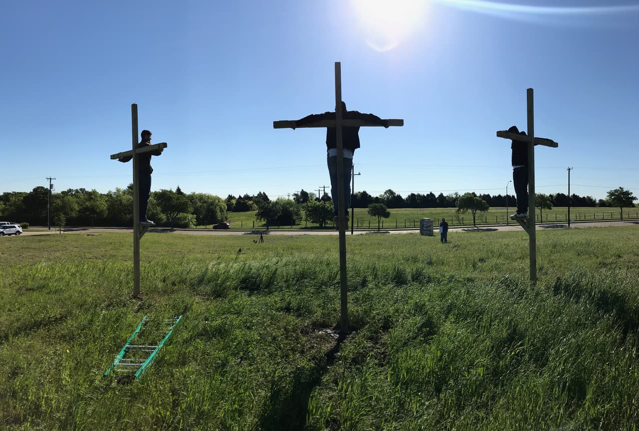 Los tres miembros simbolizaron los tiempos de cuando Cristo fue crucificado.