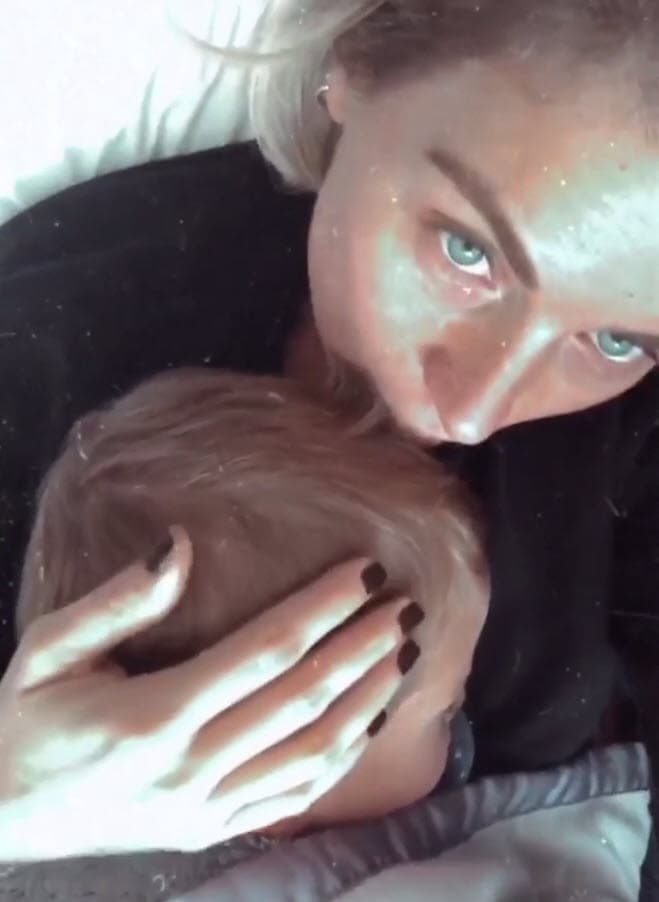 Su madre es muy reservada con las fotos que publica de los mellizos. Por ejemplo, 
<b><a href="https://www.univision.com/famosos/como-pocas-veces-ludwika-paleta-deja-ver-lo-grandes-que-estan-sus-mellizos-a-dias-de-que-cumplan-4-anos-fotos" target="_blank">no ha dejado que sus seguidores les conozcan el rostro</a></b>. Siempre evita que salga cuando comparte imágenes de ellos. 
<br>