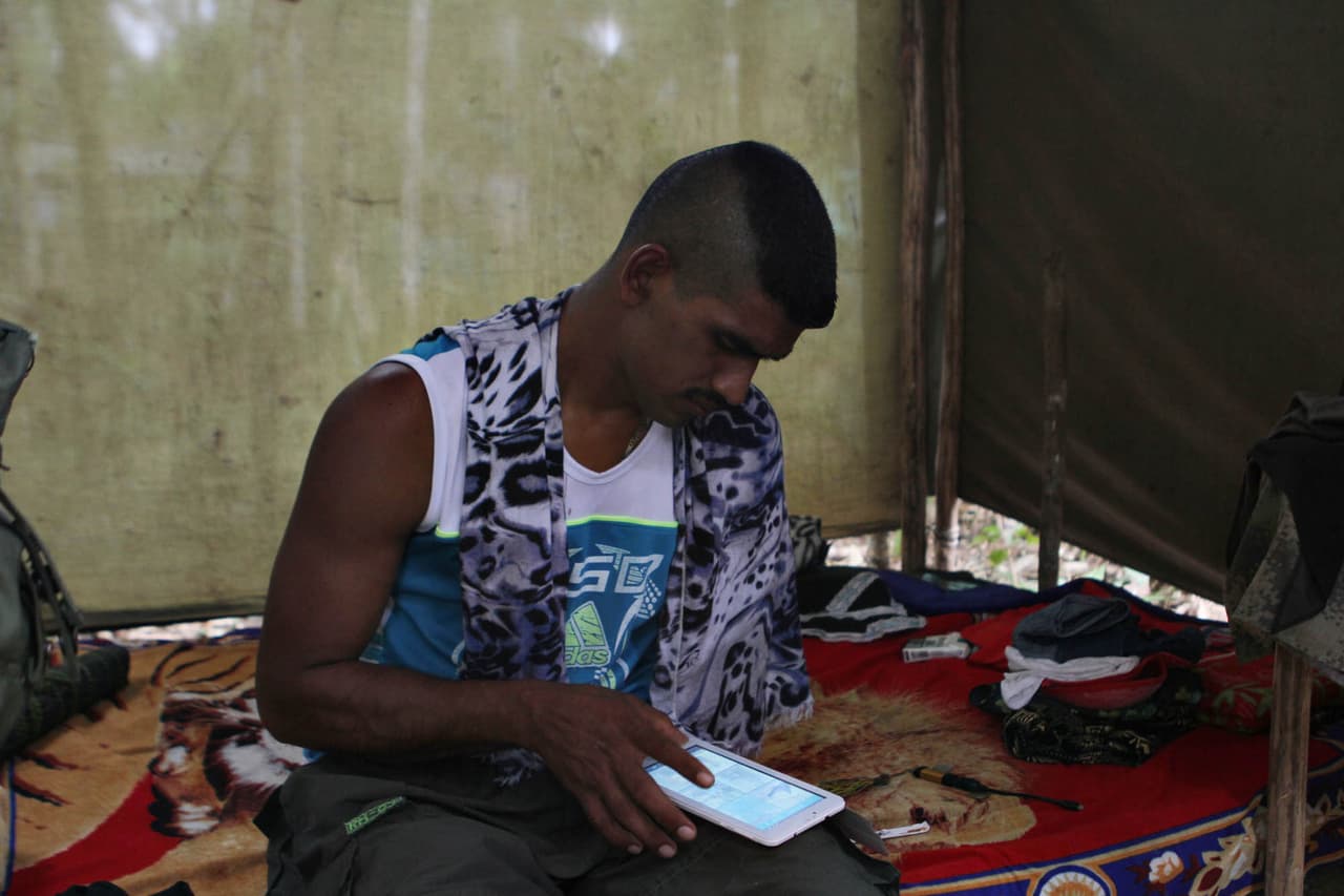 David aprendió a usar el fusil con el brazo derecho después de perder el izquierdo en combate. Ahora trata de volver a comunicarse por su familia a través de las redes sociales.