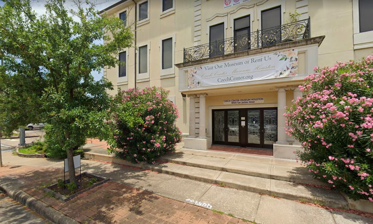 Si buscas ambiente latino con canciones de amor para San Valentín, el Museo 
<b><a href="https://www.czechcenter.org/calendar/2020/2/14/bolero-night-in-the-museum" target="_blank">Czech Center Museum Houston</a></b> presenta el romántico concierto 
<b>Noche de Bolero</b> ofrecido por la vocalista mexicana Diana Torres junto con Fernando Pirez, vocalista de tango uruguayo. La entrada tiene un costo de 25 dólares por persona y 40 por pareja. La cita es el 14 de febrero a las 7:00 pm.