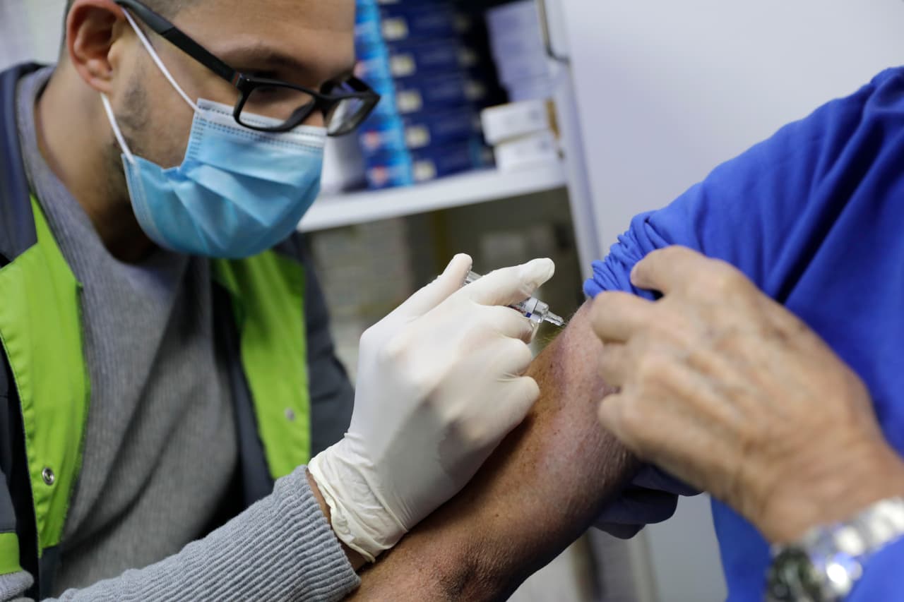 California revisará las vacunas contra el coronavirus aprobadas por el gobierno federal