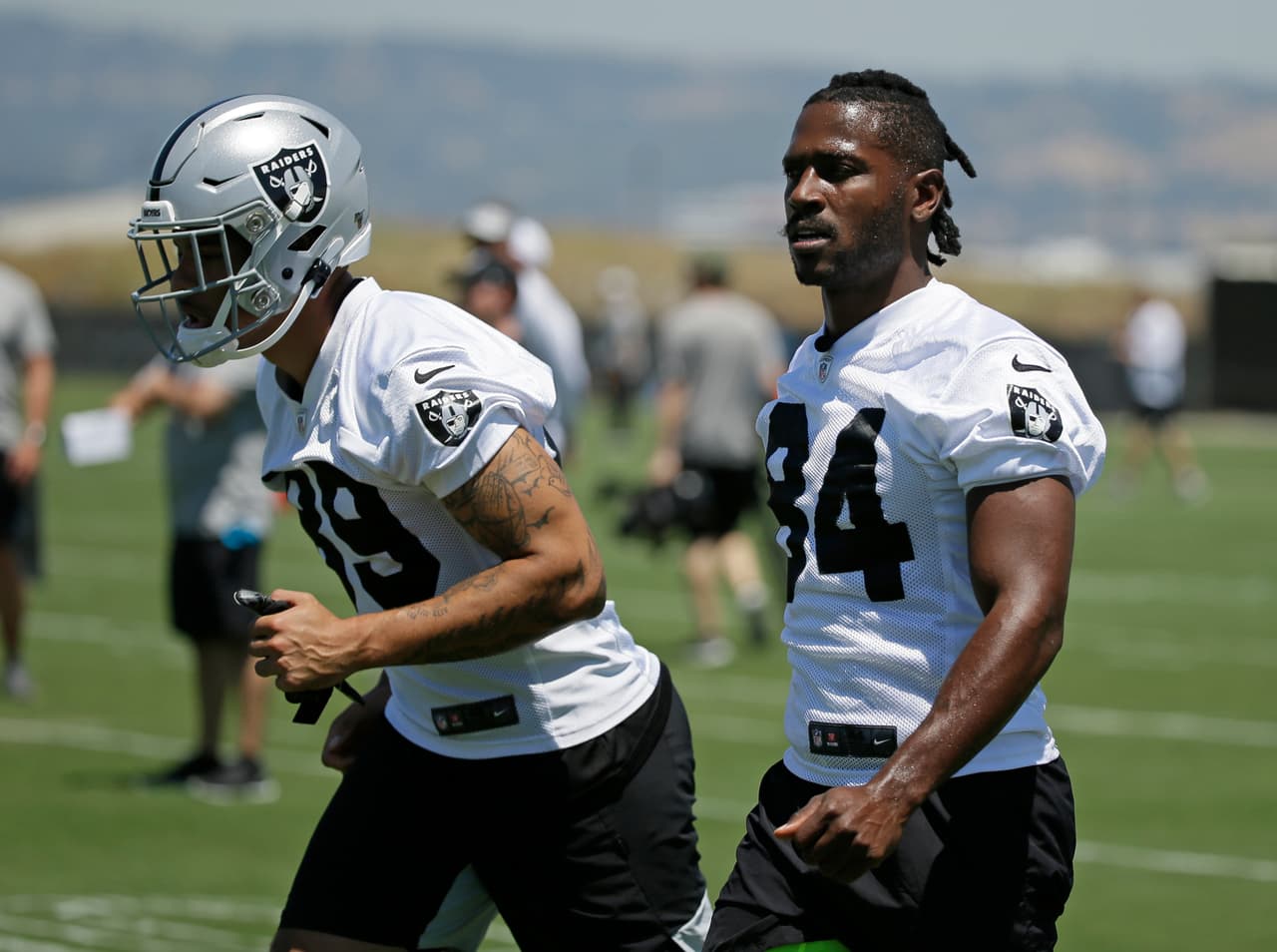 Antonio Brown entrenó con casco certificado con los Raiders