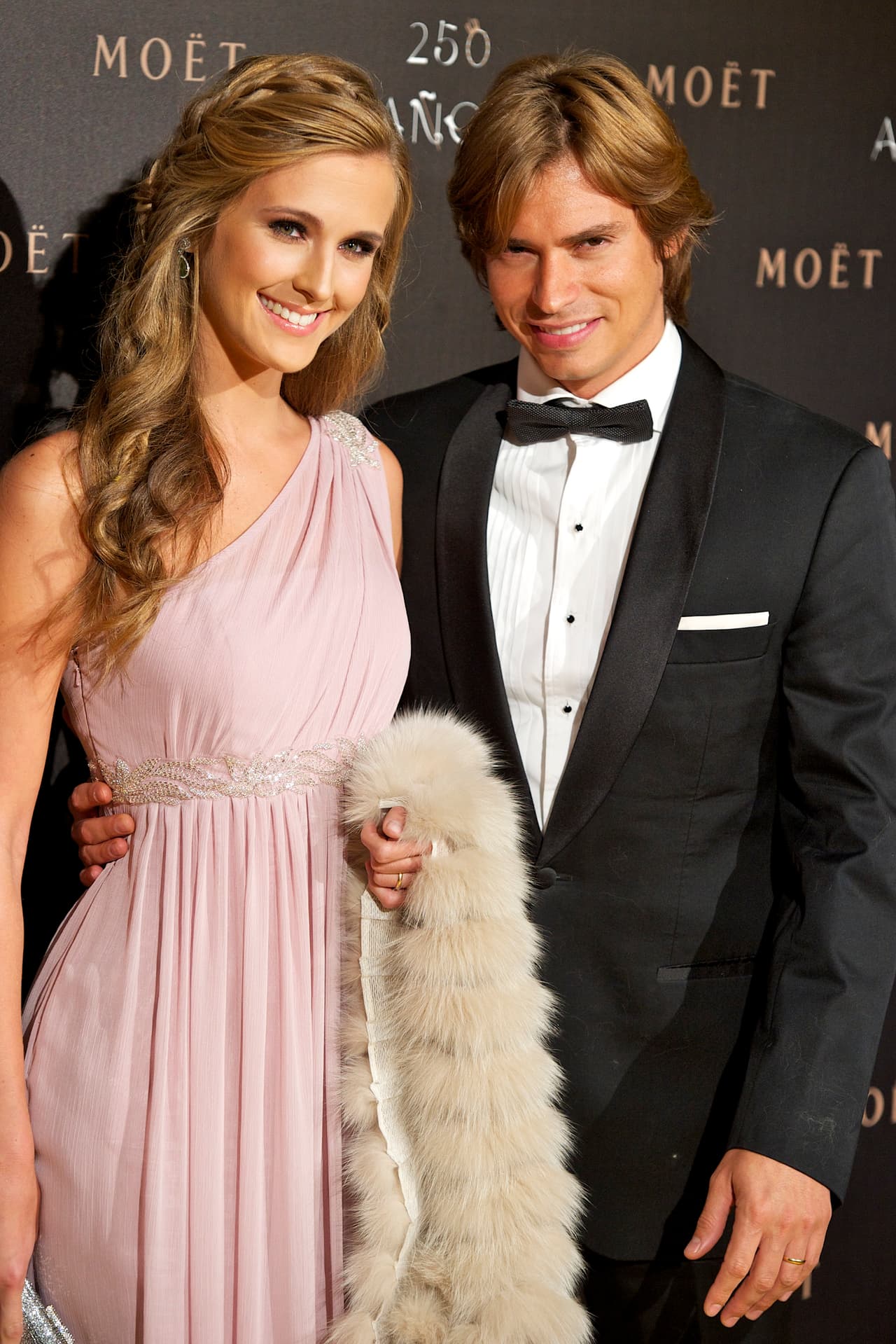 El cantante venezolano Carlos Baute y su esposa Astrid Klisans, serán padres por tercera vez y se ven muy emocionados.