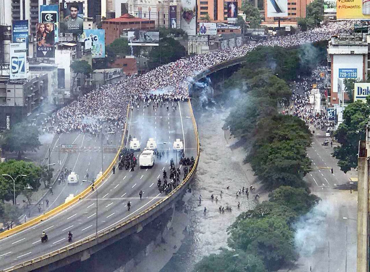 Clashes on the Francisco Fajardo freeway bridge, which runs alongside the polluted Guaire River. April 19, 2017.