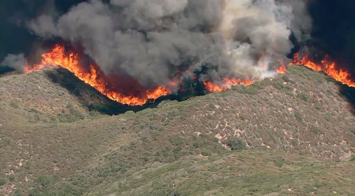 Una lengua de fuego devoraba las montañas